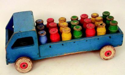 null Camion en bois bleu avec 21 bouteilles de diverses couleurs. L 35 cm.
