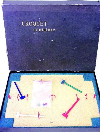 null Croquet Miniature en boîte d'origine
Format: 41x30 cm.