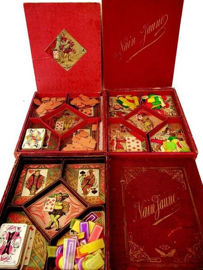 null Ensemble de trois boîte en cartonnage de Jeux de Nain Jaune
Format: 30x24 cm....