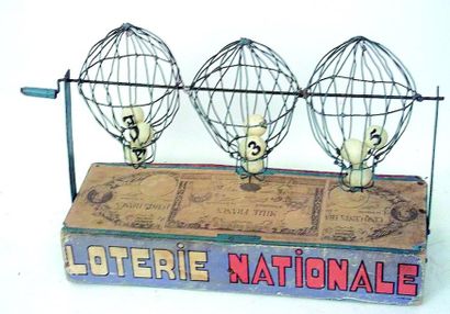 null “Jeu de la Loterie Nationale” avec 3 nacelles tournantes en fil de métal et...