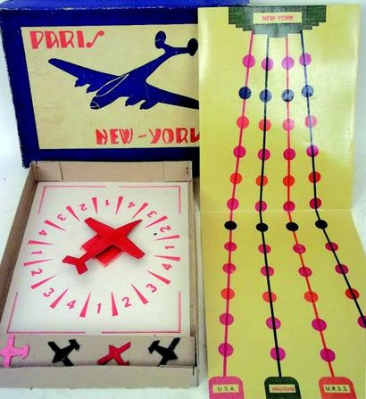 null «Paris-New York» boîte en cartonnage avec règle et avions en bois.
