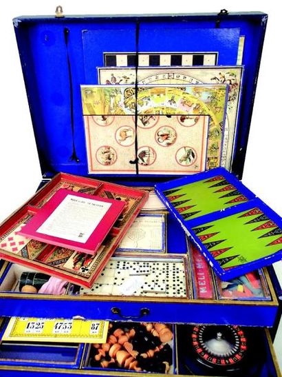 null Grande boîte de jeux anciens en bois
Format: 58x32x20 cm.
