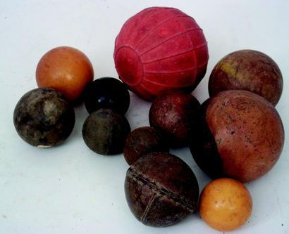 null Ensemble de 11 boules diverses et de matériaux divers (pierre, cuir, recouverte...