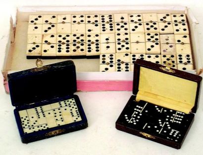 null Un jeu de dominos anciens en os et ébène complet et deux boîtes avec un jeu...