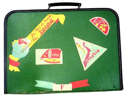 null «Le Tour du Monde en Vespa» dans la valise d'origine en cartonnage, complet...