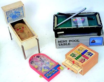null Ensemble de jeux miniatures, un flipper avec sa bille, un flipper miniature...