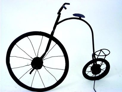 null VELO, cration artisanale en metal et pneue en caoutchouc. L 40 cm H 35 cm.