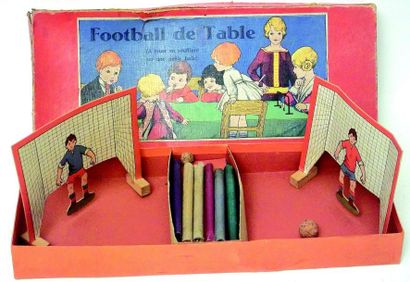 null «FOOTBALL de table» Jeu de football en cartonnage et bois avec ballon en liège....