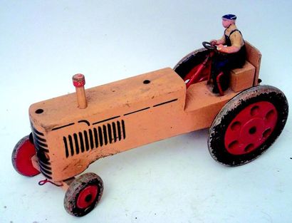 null Tracteur en bois avec conducteur en composition. L 35 cm.
