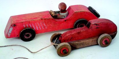 null Deux voitures de courses en bois peintes en rouge. L 20 et 30 cm.