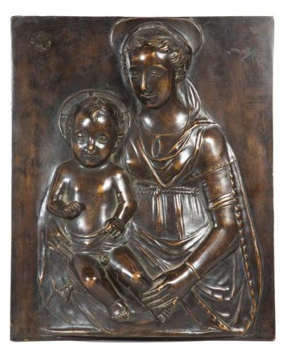 null Vierge à l’Enfant en bronze patiné, bas-relief. La Vierge représentée en buste...