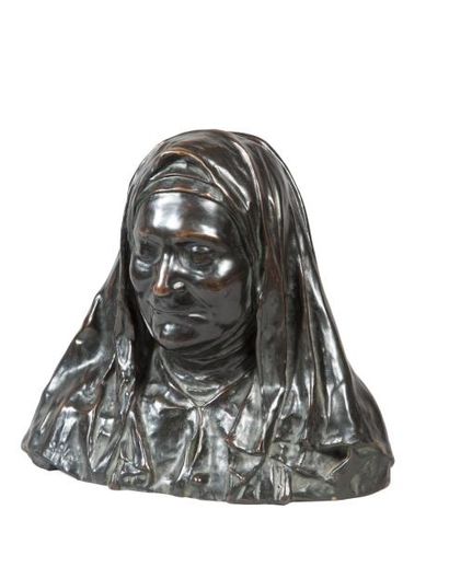 null Buste en bronze patiné, fonte creuse, représentant une femme d’âge mur au visage...