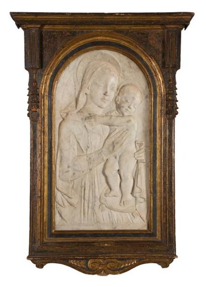 null Vierge à l’Enfant en marbre blanc veiné de gris sculpté en bas-relief, grande...