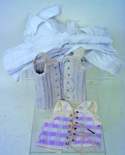 null Ensemble de dessous, bavoirs pour bébés articulés et deux corsets anciens.
Group...