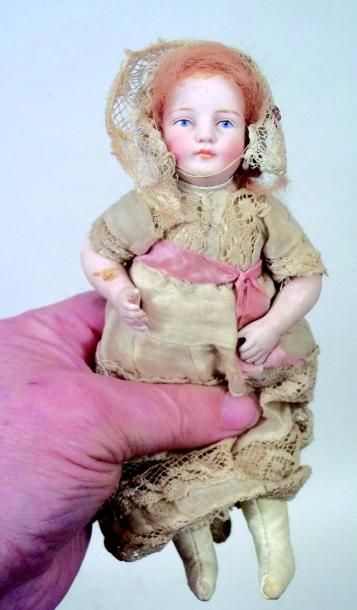 null Petite poupée ou mignonnette originale avec tête en biscuit au visage moulé...