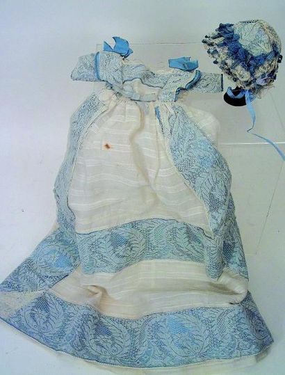 null Robe de baptême ancienne en coton dans les tons bleus avec bonnet assorti. H...