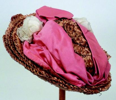 null Chapeau de paille ancien de poupée ou bébé avec nœud de satin rose et blanc....