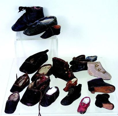 null Ensemble de 21 souliers isolés en cuir pour poupées parisiennes dont certains...
