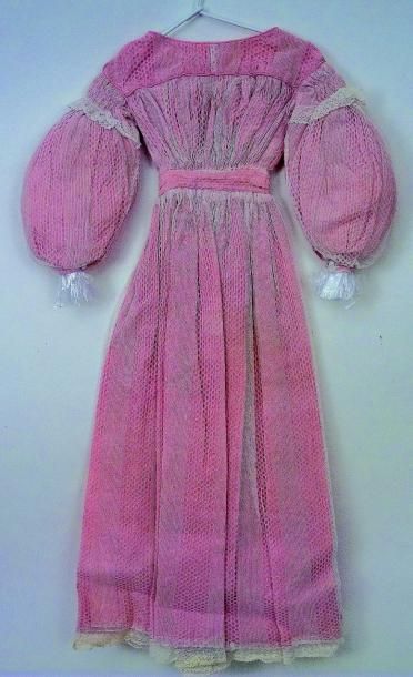 null Belle robe de poupée de la période pré-industrielle en cotton rose recouvert...
