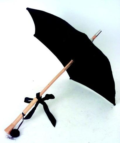 null Parapluie de bébé articulé avec manche en bois. Bel état general. H 36 cm. (circa...