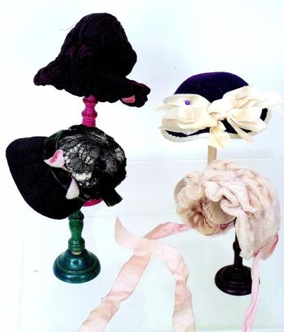 null Ensemblede quatre chapeaux pour poupées parisiennes. (circa 1875)
Group of four...