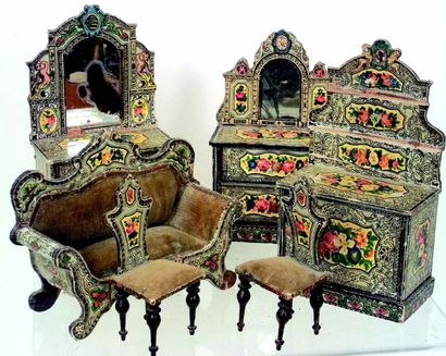 Deux beaux ensemble de meubles miniatures...