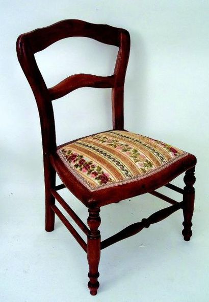 null Belle chaise ancienne en bois avec dossier avec traverse, assise en velours...