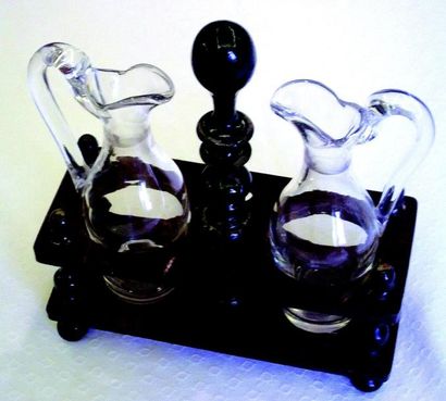 null Huilier Vinaigrier en verre avec support en acajou. (XIXème) H 15 cm.
Oild and...