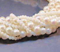 null COLLIER tresse formé de sautoirs de perles de culture et boules de corail b...