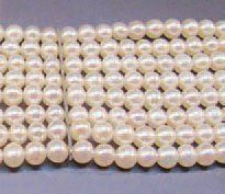 BRACELET formé de huit rangs de petites perles...