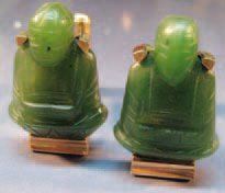null PAIRE DE BOUTONS DE MANCHETTES en or ornés de bouddhas en pierre dure verte....