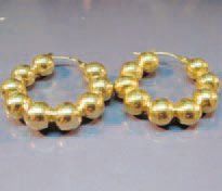 null PAIRE DE CRÉOLES en or jaune ornées de boules d'or. Poids : 4.50 g