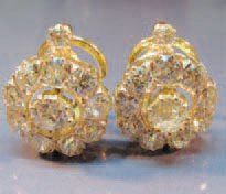 null PAIRE DE BOUCLES D'OREILLES clips marguerites en or jaune sertis de diamants...