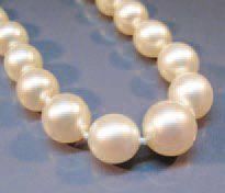 null COLLIER de perles de culture en chute diamètre 7à 9.5 mm (Japon), fermoir boule...