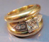null BAGUE bandeau en or jaune et platine centrée d'un diamant taille ancienne souligné...