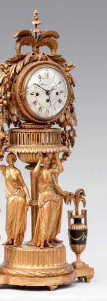 null PENDULE en bois sculpté et doré représentant trois femmes à l'antique debout...