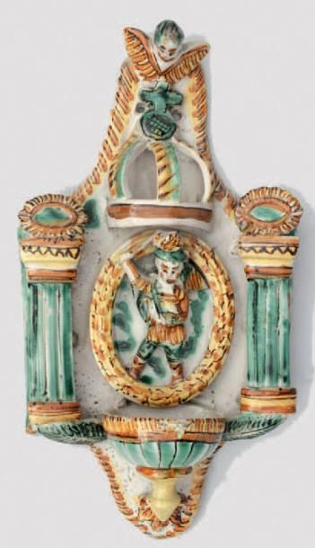 null BÉNITIER d'applique murale en faïence émaillée polychrome représentant sur le...