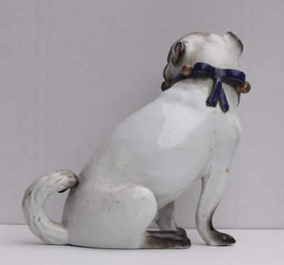 null COUPLE DE CHIENS CARLIN avec leurs petits en porcelaine émaillée polychrome,...