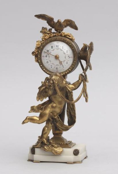 null PENDULETTE en bronze doré à décor d'un angelot et de deux colombes, socle en...