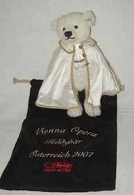 null « Vienna Opéra Bear » Teddy blanc de l'opéra de Vienne, H 30 cm. (Produit exclusivement...