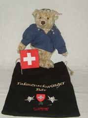 null « Teddy Porte drapeau Suisse » «Fahnenschwinger Bär » H 30 cm (2004) Avec certificat...
