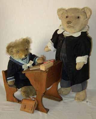 «A l'Ecole» scène animée avec deux ours habillés...