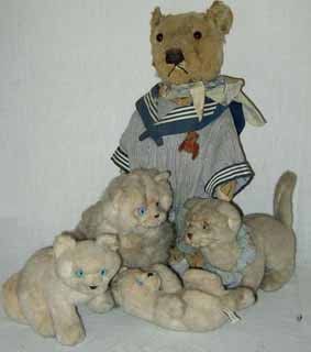 null « L'Ours MALBOROUGH & ses chats », scène animée d'un ours français aux yeux...