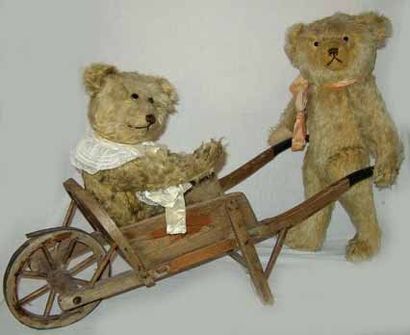 null « Promenade en brouette », scène animée de deux grands Teddys avec yeux en verre,...