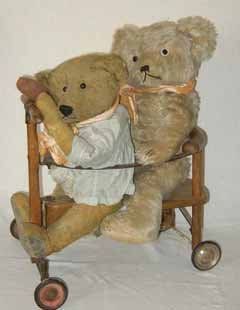 null « EN SKATE », scène représentant deux Teddy, comprenant : A- Teddy habillé avec...