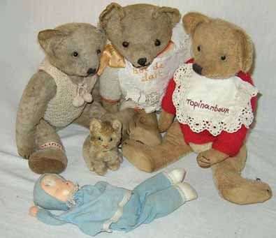null « Le Jouet qui bouge», scène avec deux Teddys et un ourson habillés et leur...