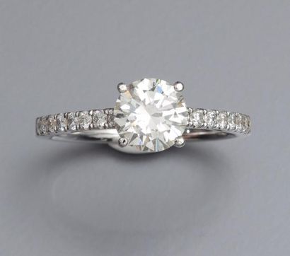 null Bague en or gris 750°/00 (750), sertie d'un diamant taille brillant de 1 carat...