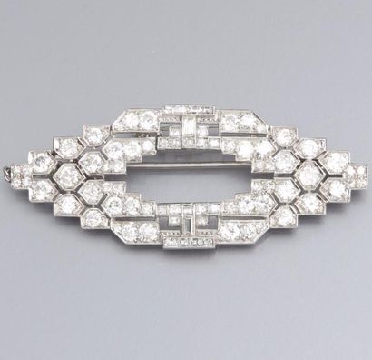 null Broche géométrique en platine et or gris 750°/00 sertie de diamants demi taille...