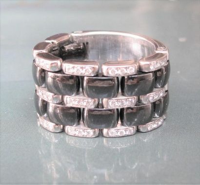 CHANEL Bague en or gris 750°/00 (tête d'aigle) et céramique noire, sertie de trois...