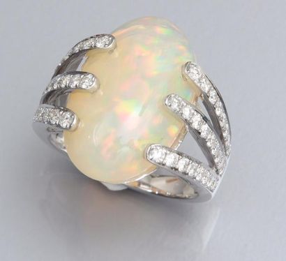 null Bague en or gris 750°/00 (tête d'aigle) sertie d'une opale ovale de 7 carats...